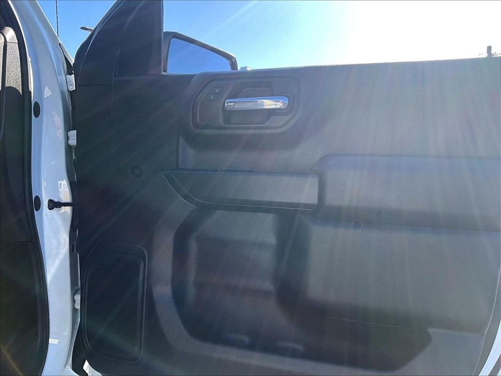 Used 2023 White Chevrolet Custom image 12