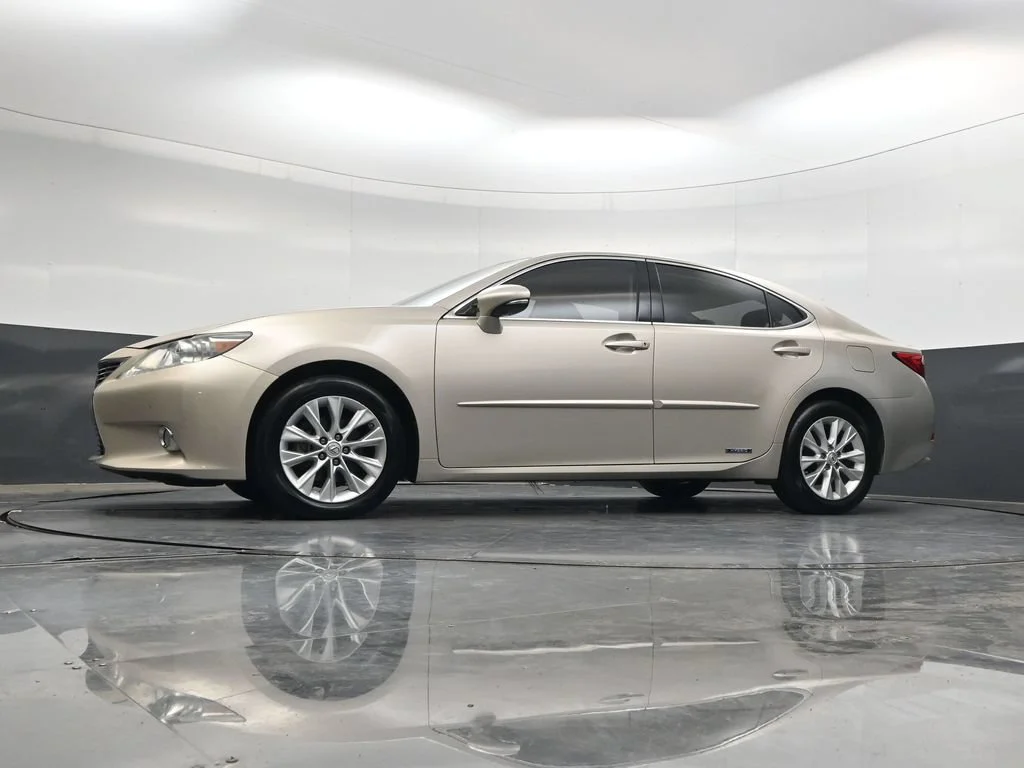 Used 2013 Beige Lexus 300h image 30