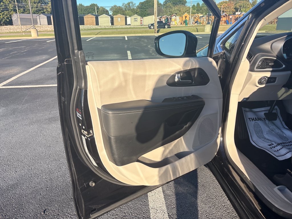 Used 2024 Black Chrysler Select image 11