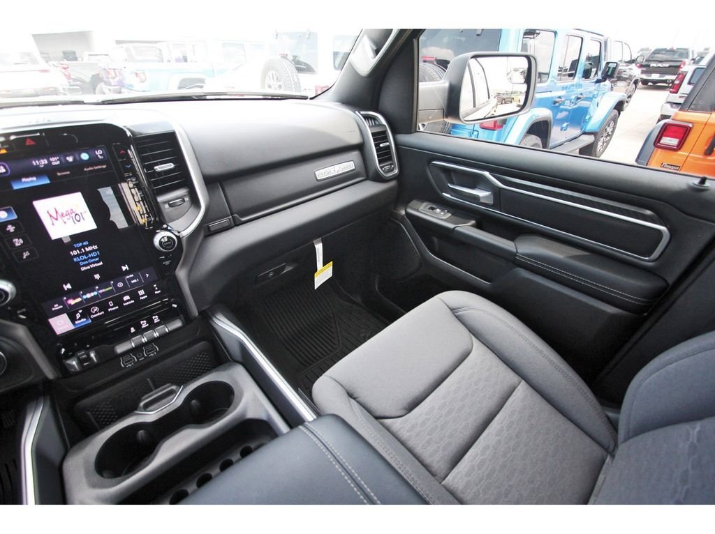 New 2026 Diamond Black Crystal Pearl-Coat Exterior Paint RAM Big Horn/Lone Star image 9