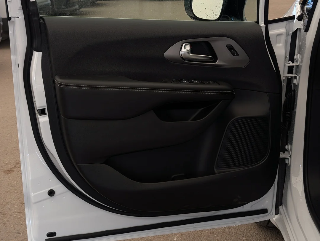 New 2027 White Chrysler Select - - AWD - 3.6L Pentastar V6 - Adaptive Cruise Control - Blind Spot Monitor & More! image 12