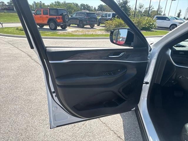 New 2026 Bright White Clear-Coat Exterior Paint Jeep Limited image 19