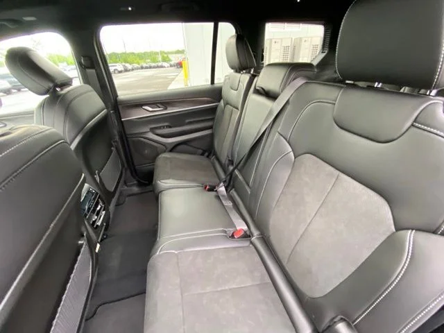 New 2026 Bright White Clear-Coat Exterior Paint Jeep Altitude image 13