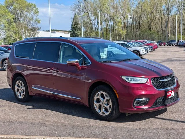 2021 Chrysler Pacifica Limited's photo