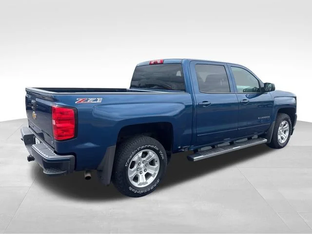 Used 2017 DEEP OCEAN BLUE METALLIC Chevrolet LT image 6