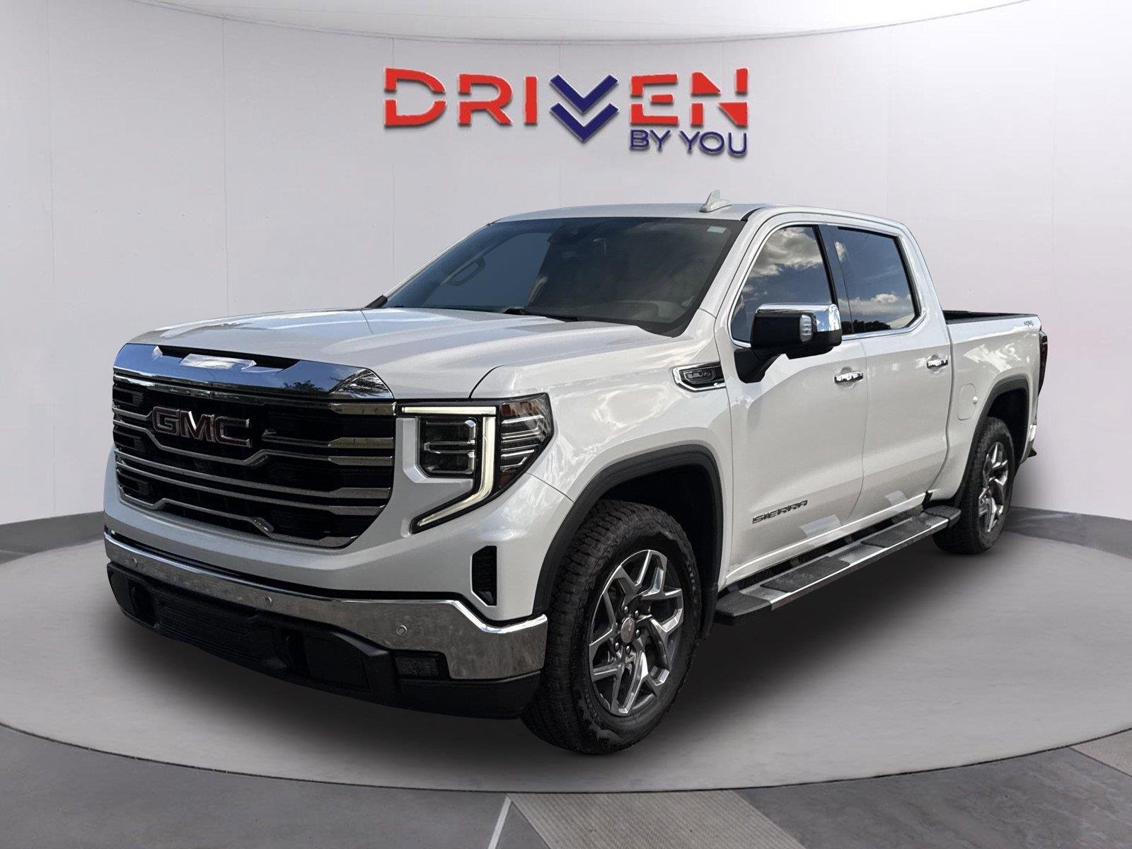 Used 2024 White Frost Tricoat GMC SLT image 8