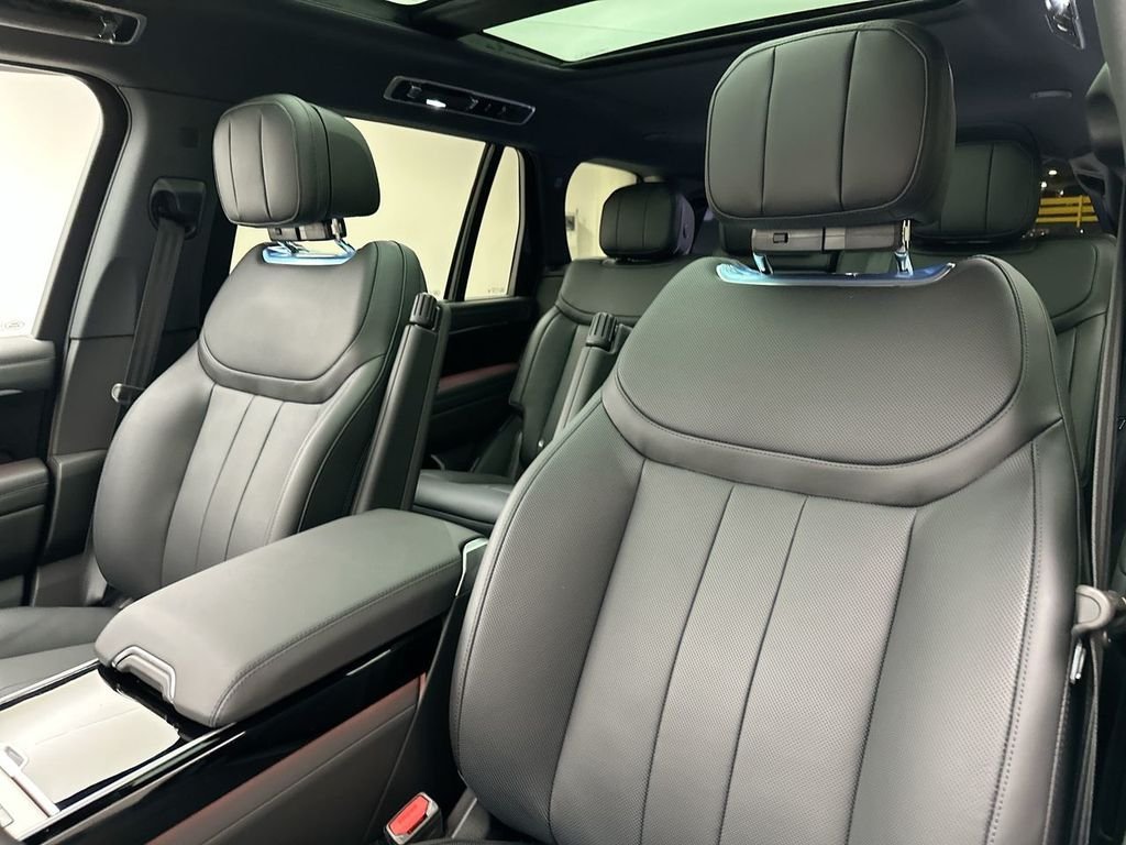 New 2026 Santorini Black Metallic Land Rover SE image 10