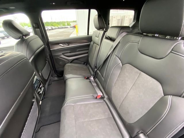 New 2026 Bright White Clear-Coat Exterior Paint Jeep Altitude image 13
