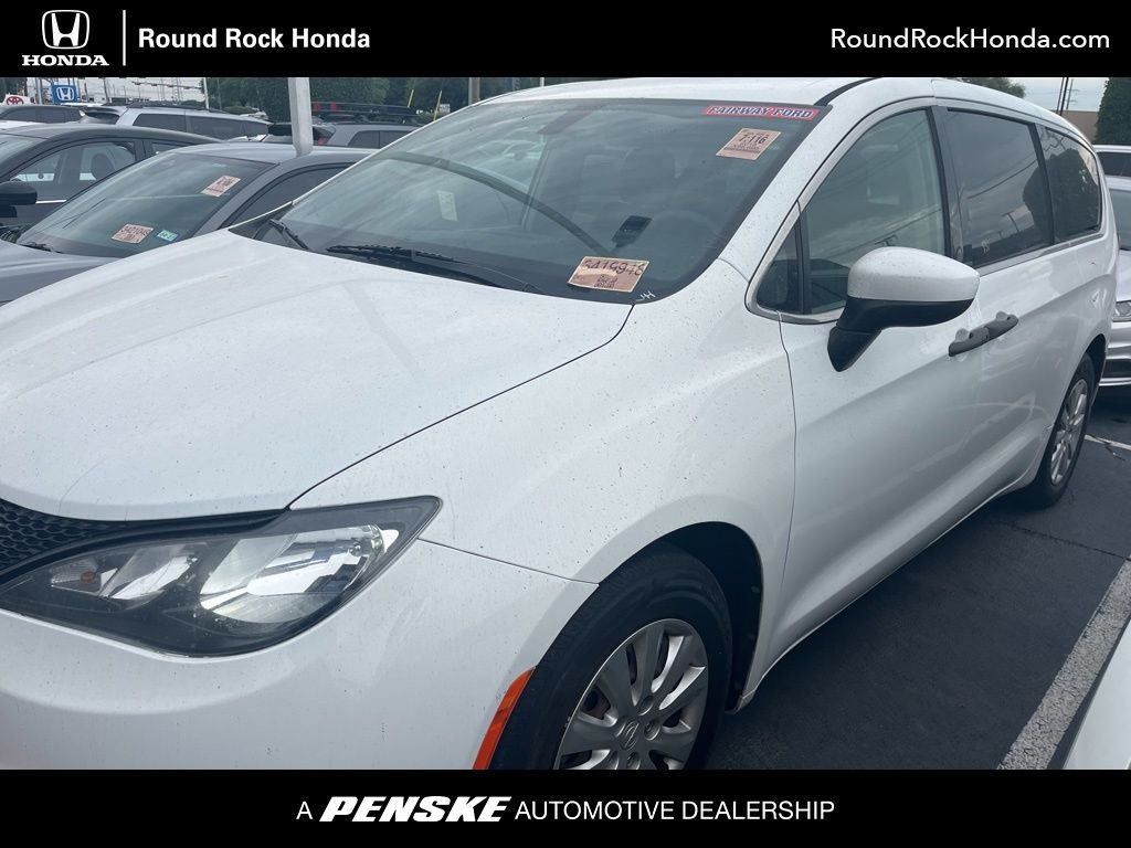 2018 Chrysler Pacifica L's photo