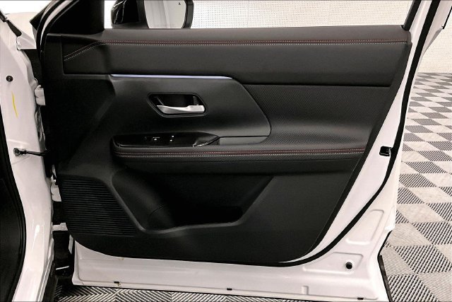 New 2026 Aspen White Tricoat/Super Black Nissan SR image 34
