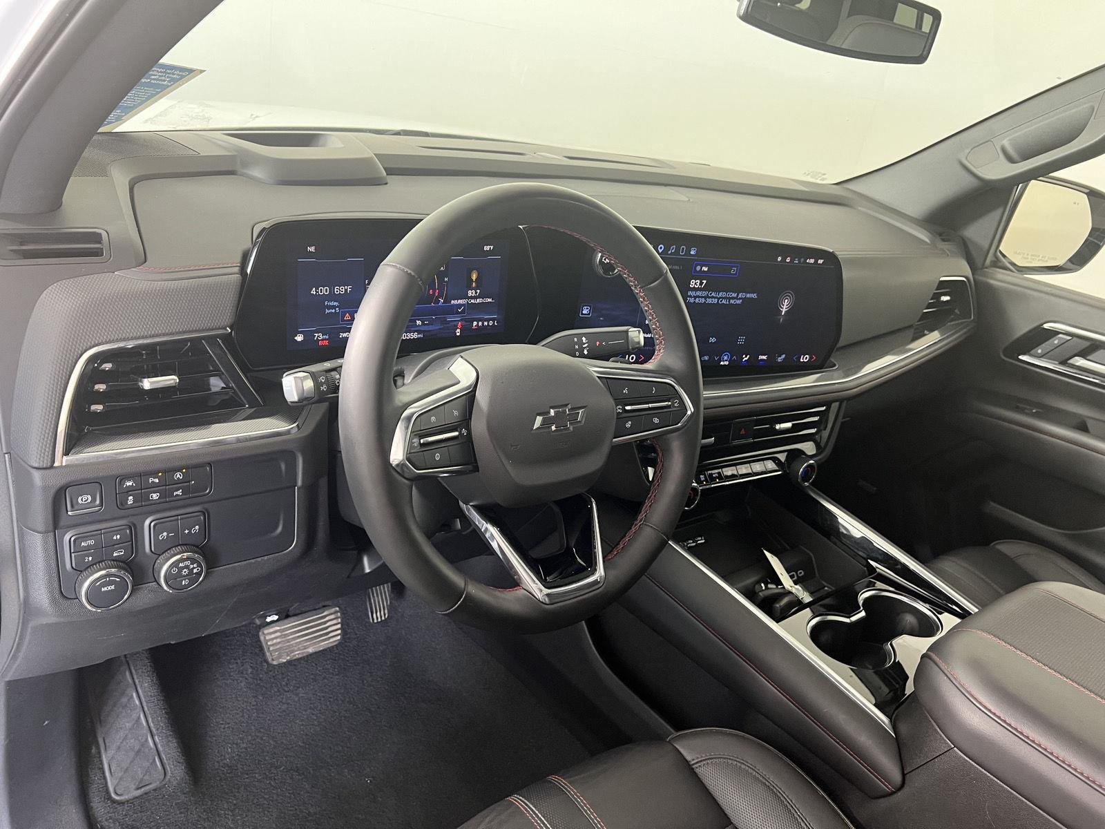 Used 2025 Pearl Chevrolet RST image 3