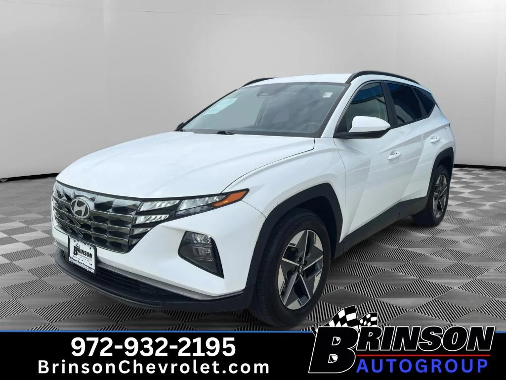 Used 2025 White Hyundai SEL image 2