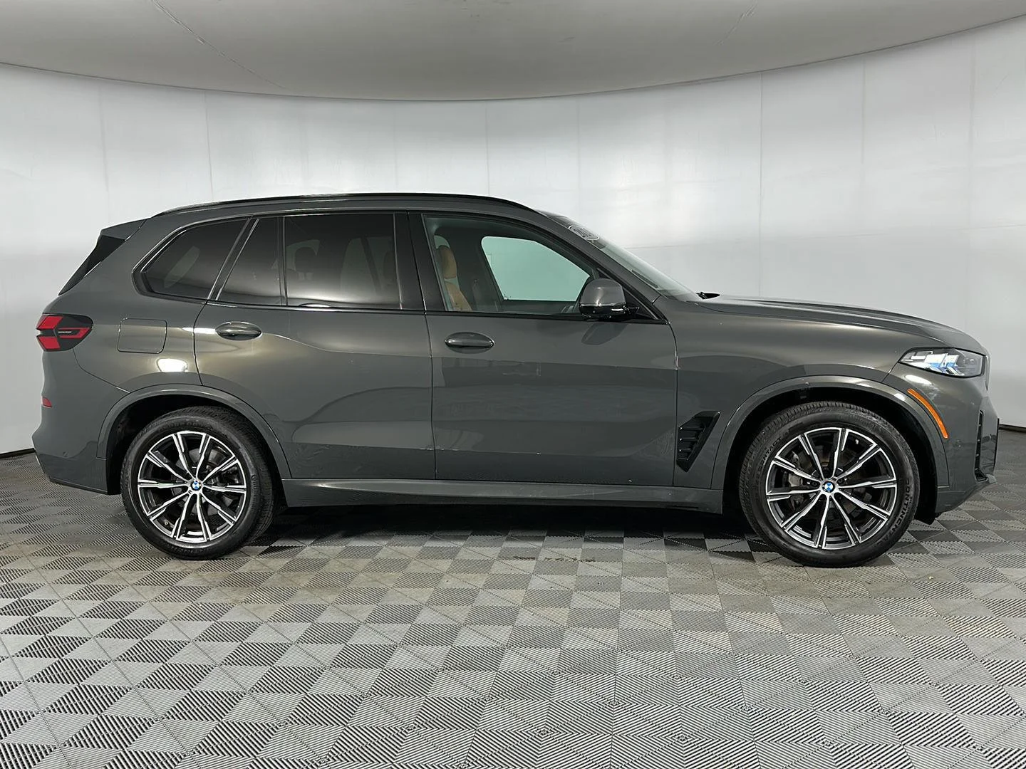 Used 2024 Dravit Grey Metallic BMW xDrive40i image 27