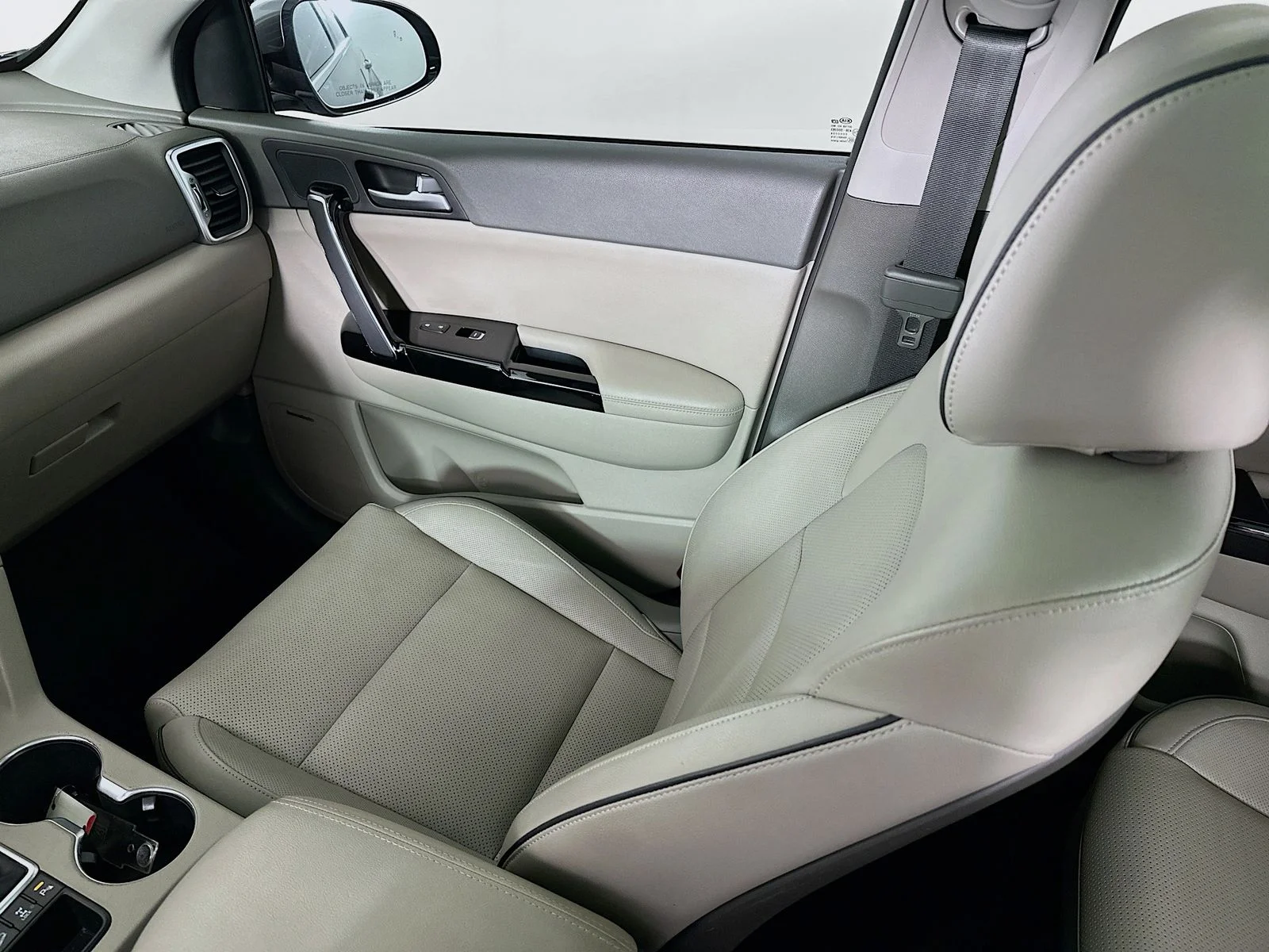 Used 2017 Mineral Silver Kia SX image 25