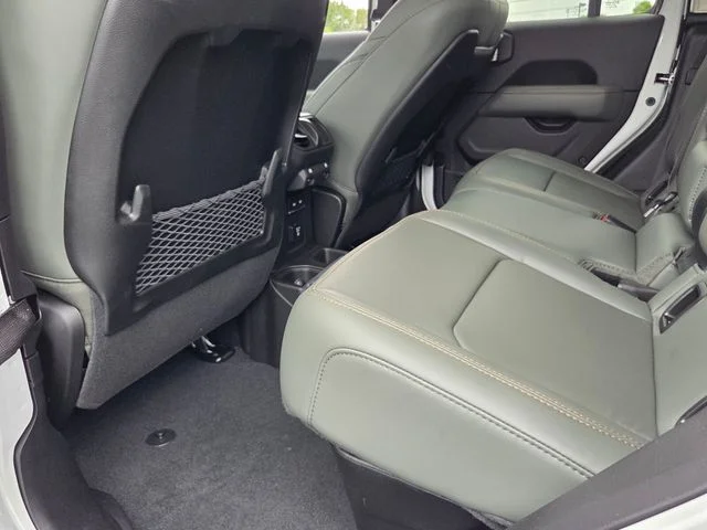 New 2026 Bright White Clear-Coat Exterior Paint Jeep Mojave image 12