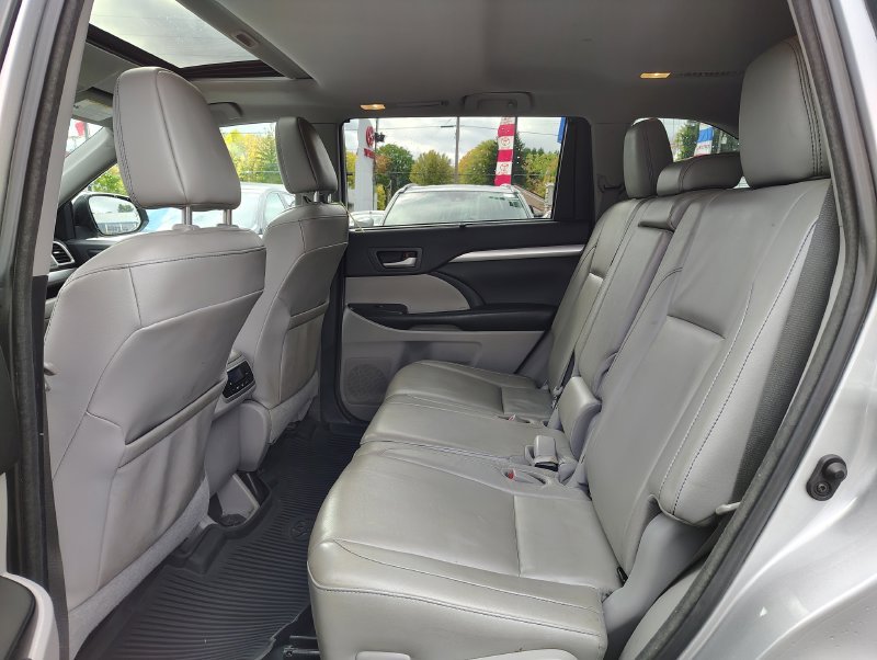 Used 2018 Silver Toyota XLE image 11