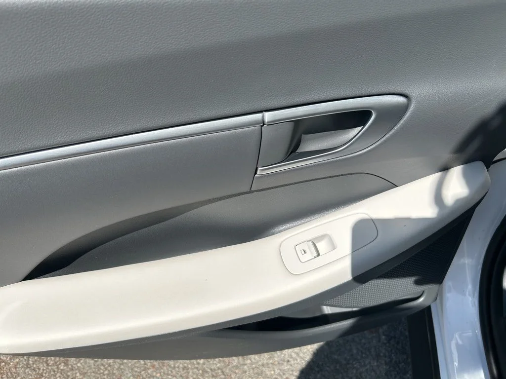 Used 2026 White Hyundai Blue image 26
