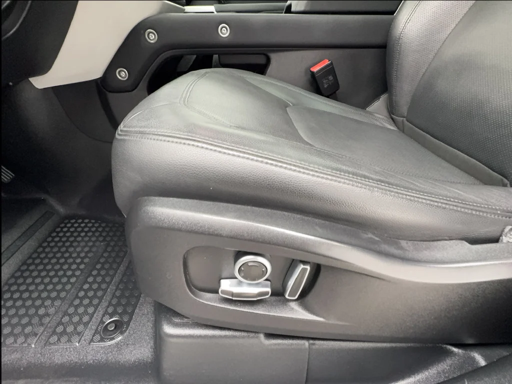 Used 2023 White Land Rover SE image 22