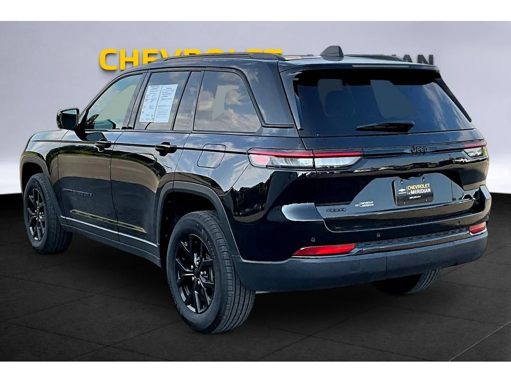 Used 2025  Jeep Altitude image 2
