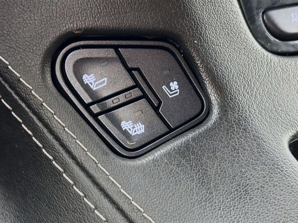 Used 2017 Onyx Black GMC 4WD 4dr SLT image 21