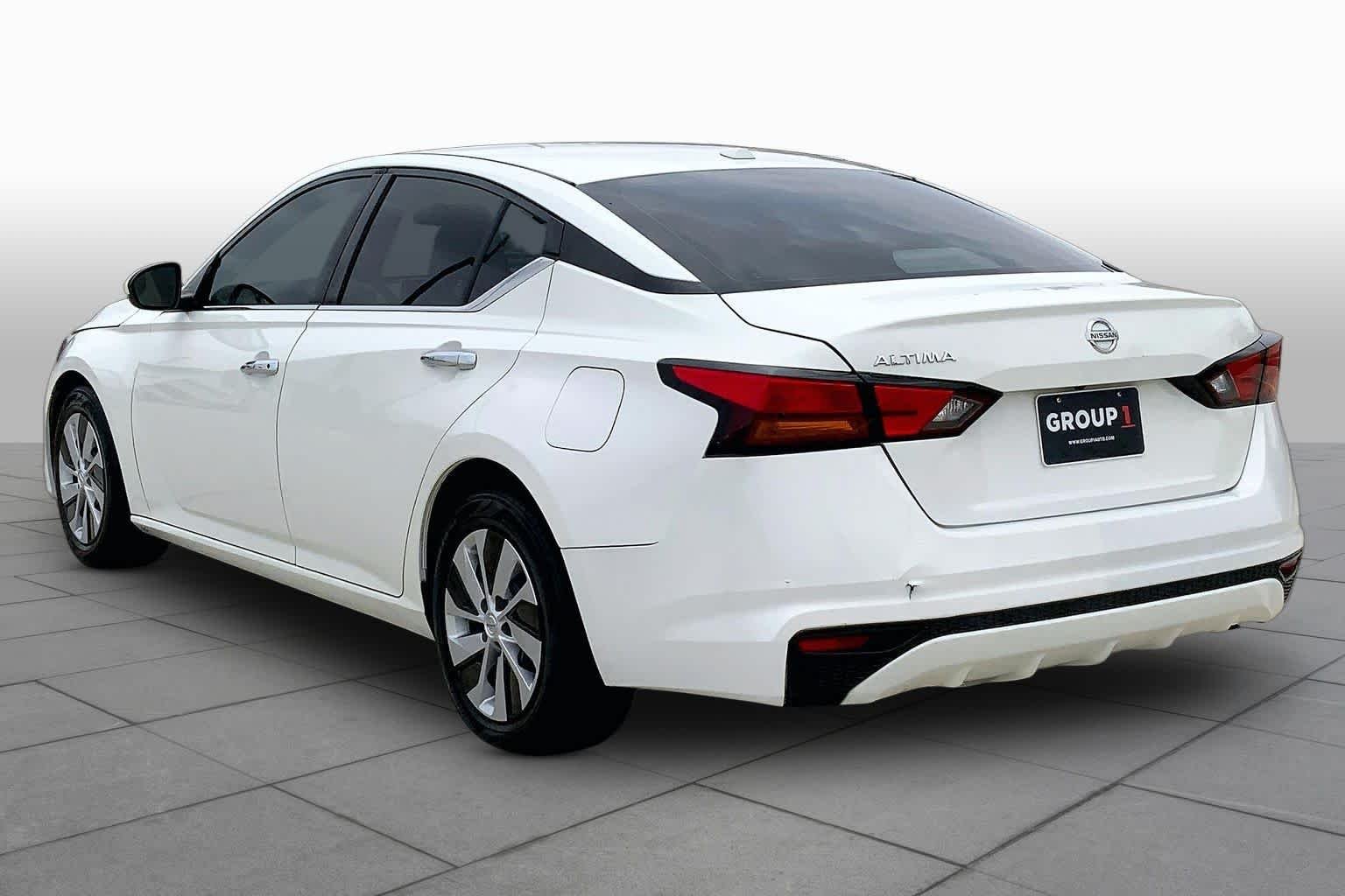 Used 2020 Glacier White Nissan 2.5 S image 12