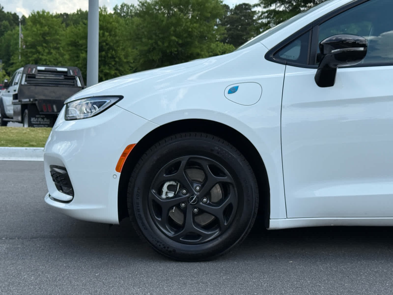Used 2024 Bright White Clearcoat Chrysler Hybrid S Appearance Pkg image 11