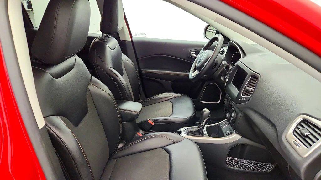 Used 2019 Redline Pearlcoat Jeep Latitude FWD image 23