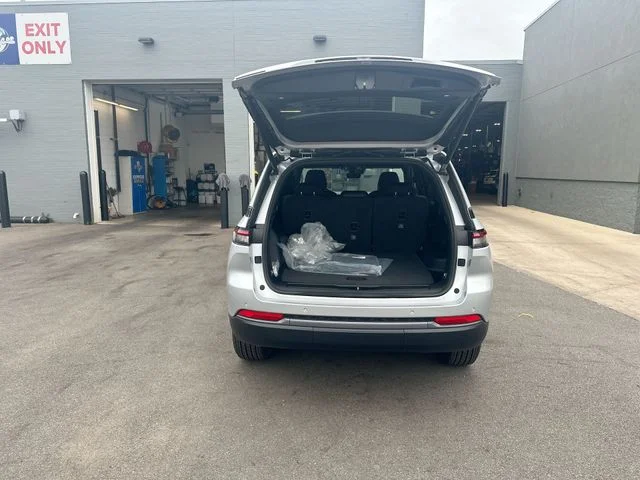 New 2026 Silver Zynith Exterior Paint Jeep Altitude image 25
