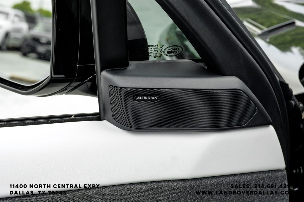 New 2026 Santorini Black Metallic Land Rover SE image 48