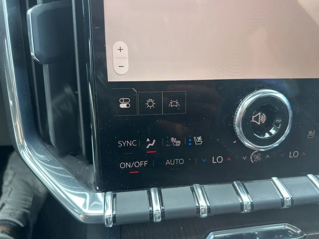 Used 2025 White GMC Denali image 21