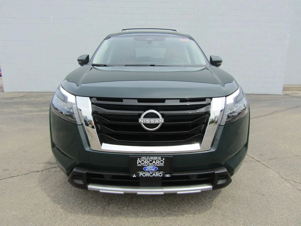 Used 2025 Obsidian Green Pearl Nissan Platinum image 3