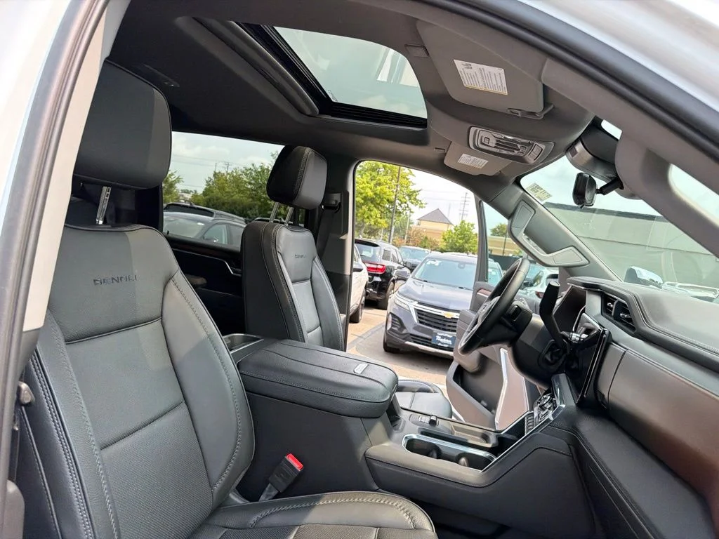 Used 2025 White GMC Denali image 27
