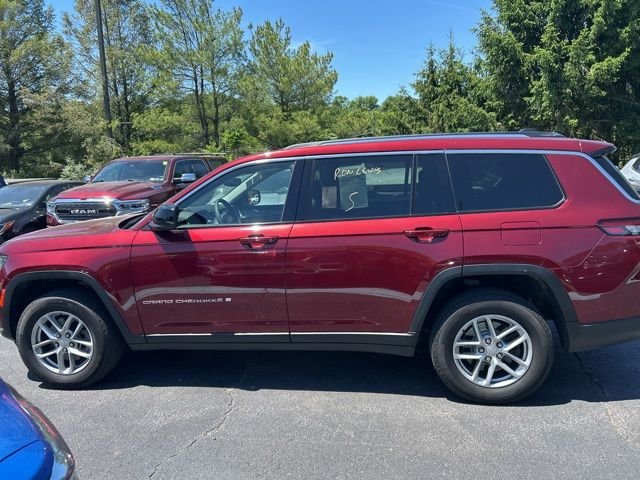 Used 2023 Red Jeep Laredo image 2