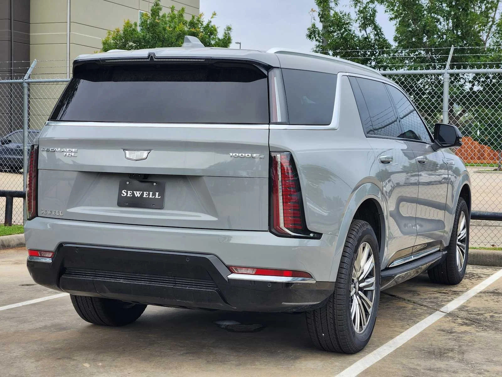 New 2026 Luna Metallic Cadillac Luxury image 4