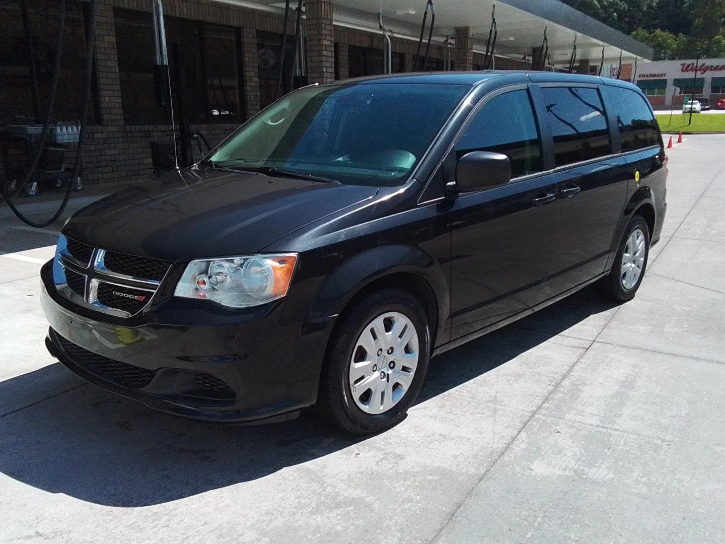 Used 2018 Black Onyx Crystal Pearlcoat Dodge SE image 1