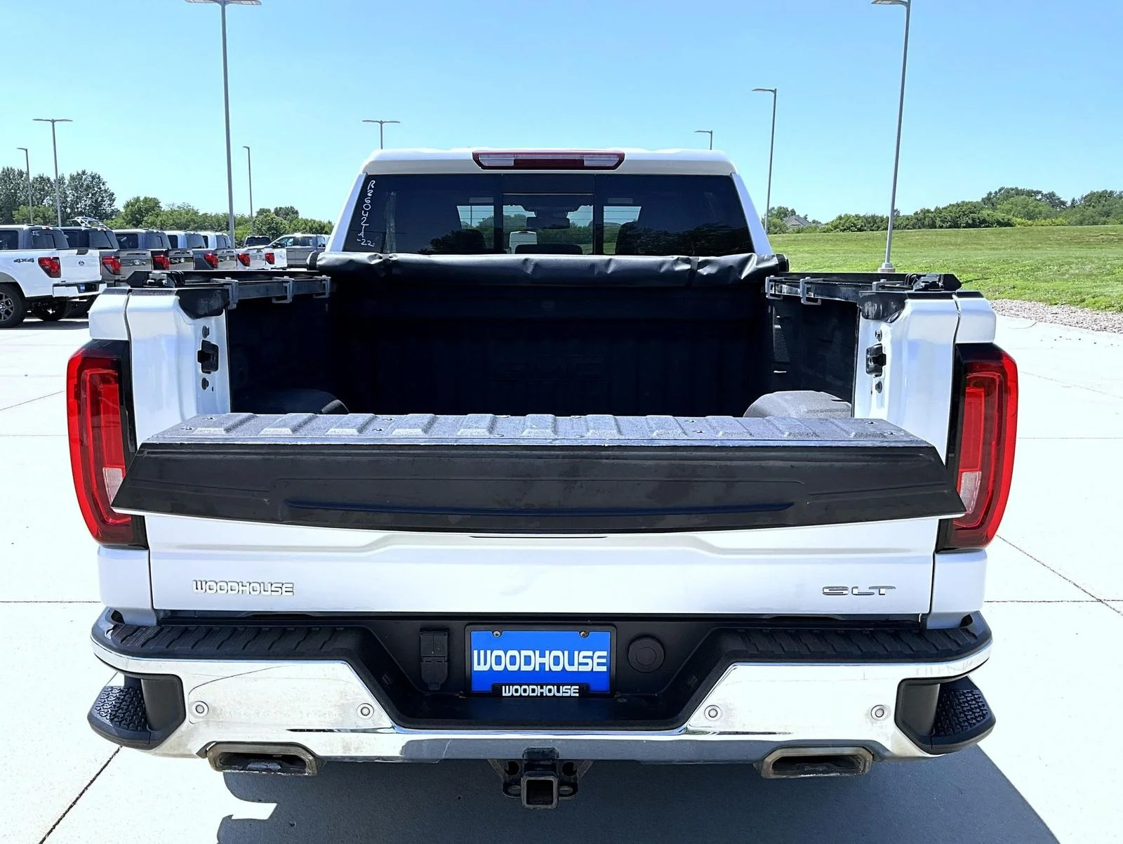 Used 2022 White GMC SLT image 22