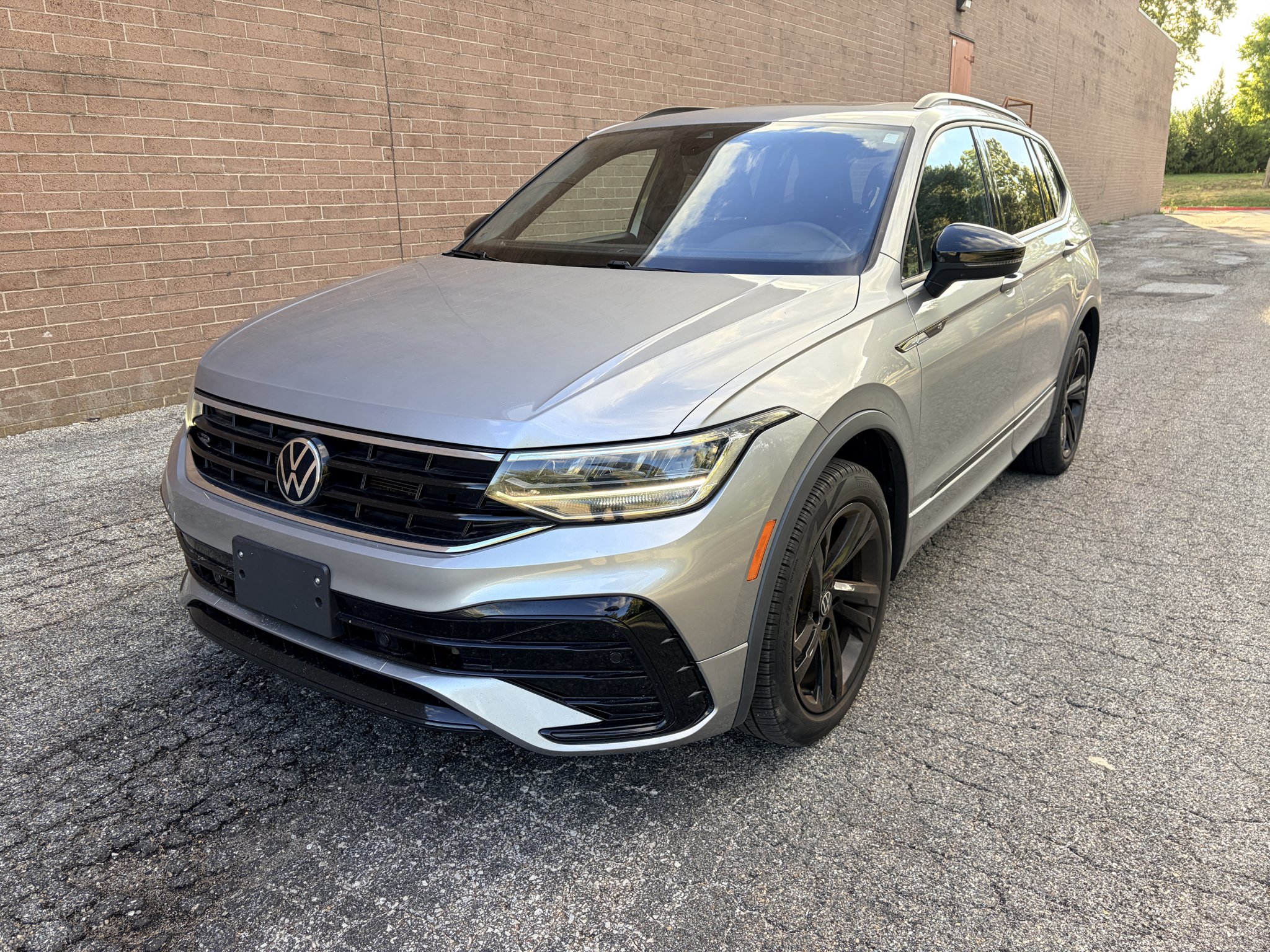 Used 2023 Pyrite Silver Metallic Volkswagen SE R-Line Black image 1