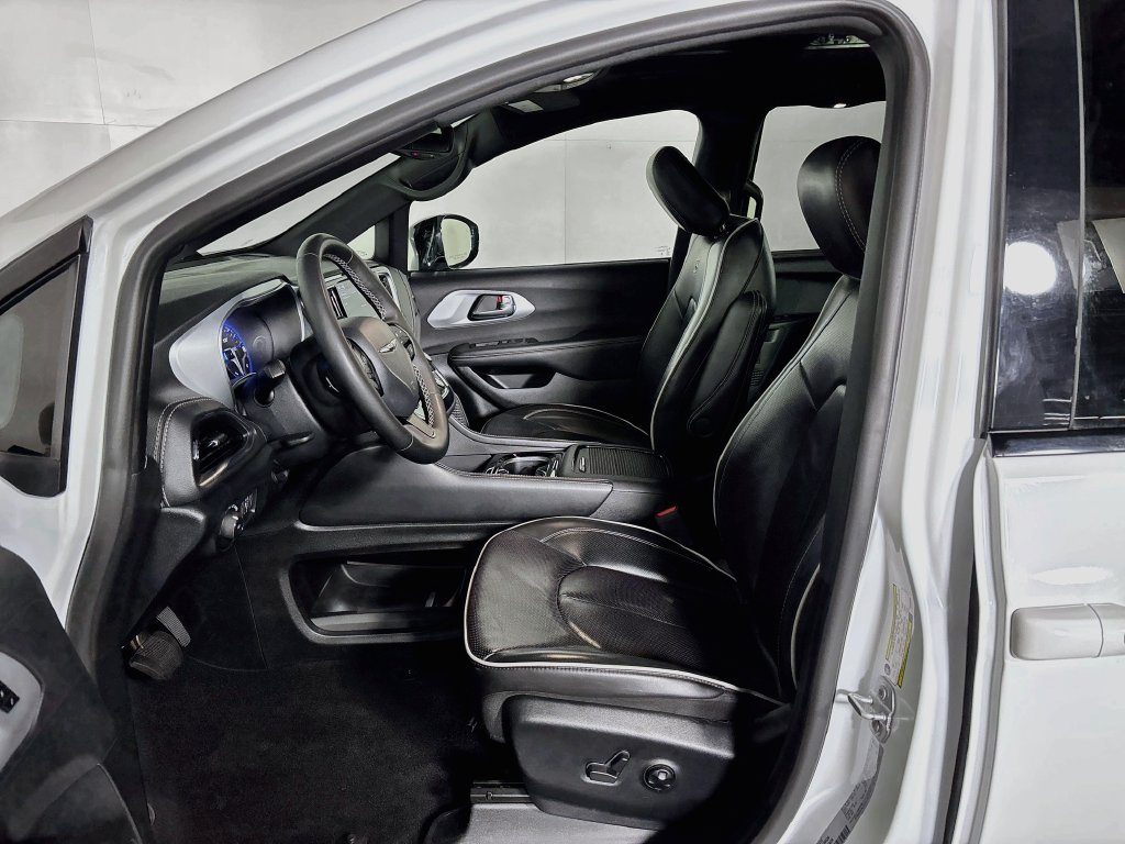 Used 2025 Bright White Clearcoat Chrysler Limited image 11