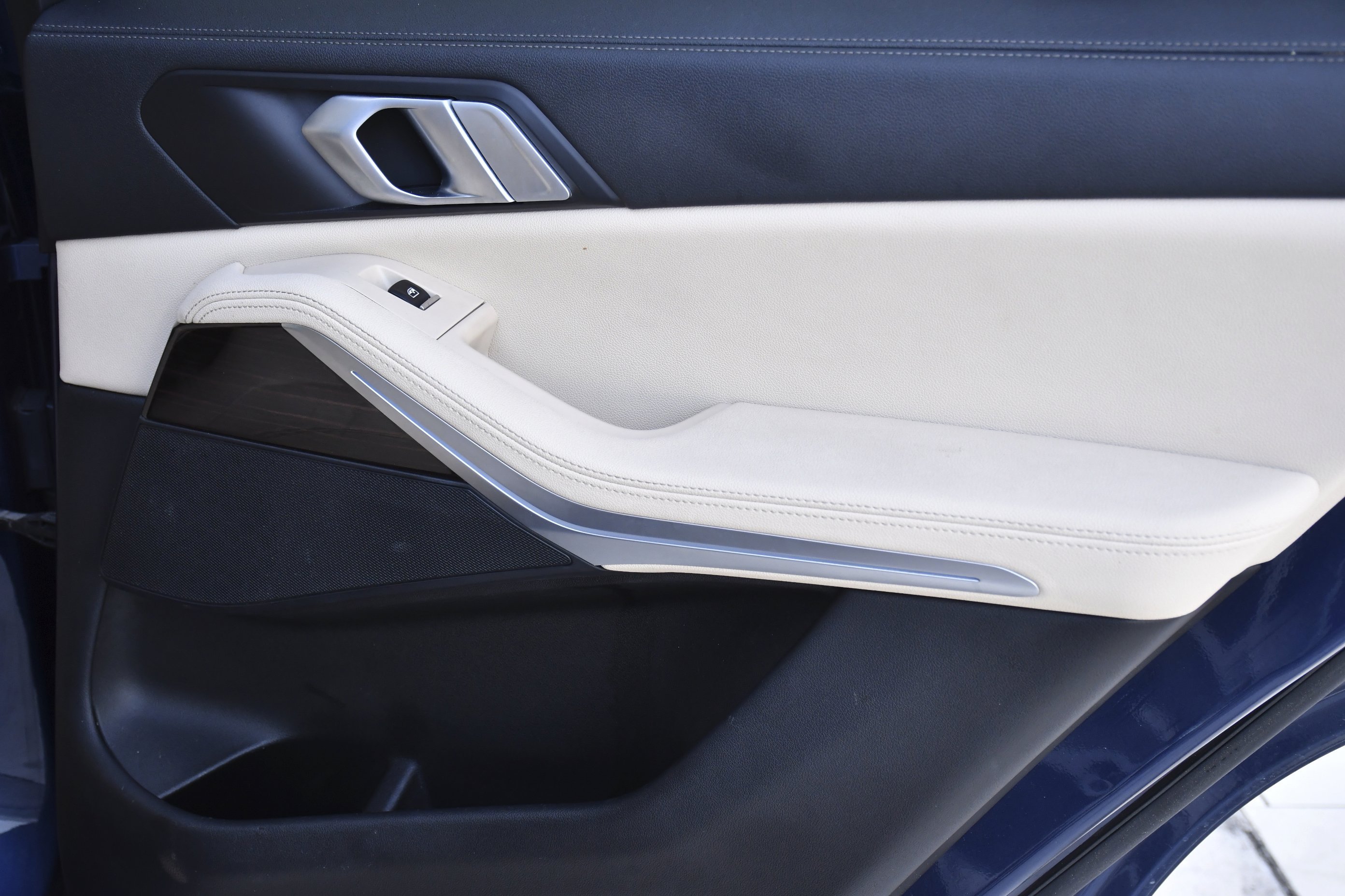 Used 2019 Phytonic Blue Metallic BMW xDrive40i image 25