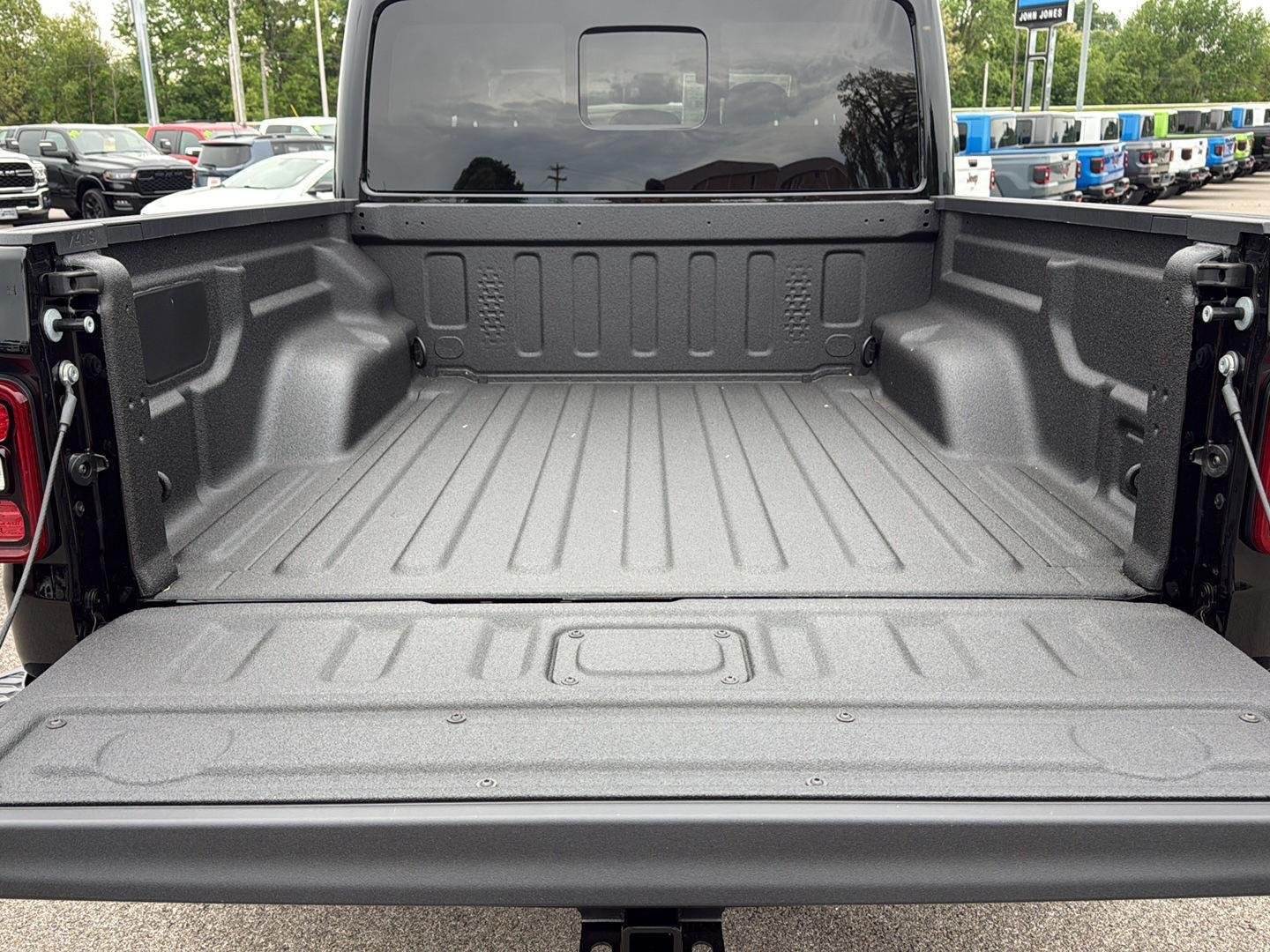 New 2026 Black Clear-Coat Exterior Paint Jeep Rubicon image 10