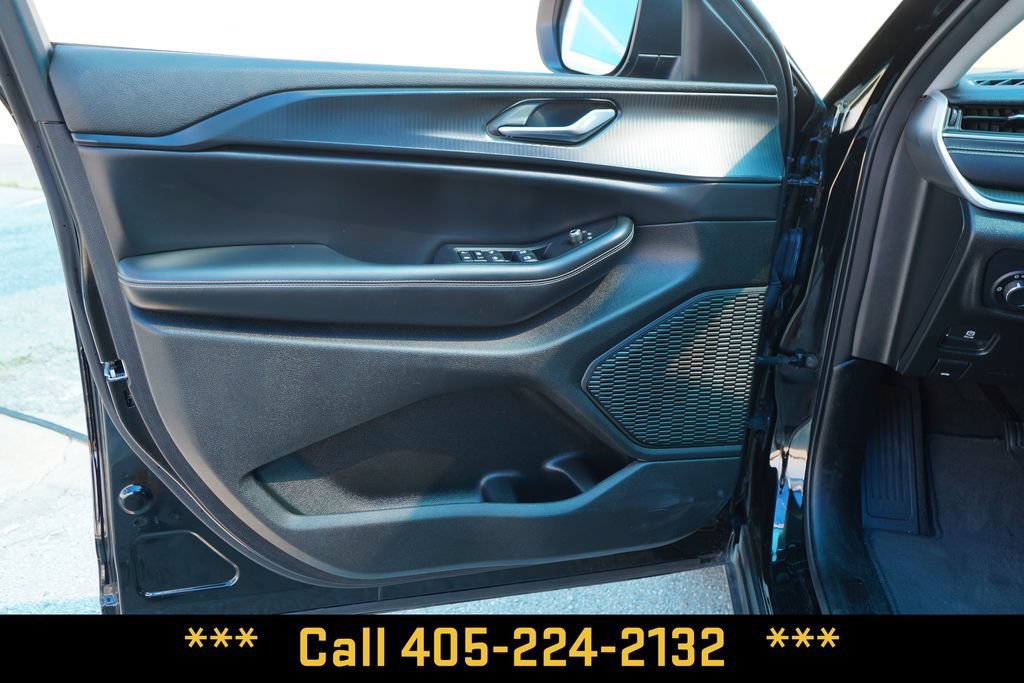 Used 2023  Jeep Laredo image 16