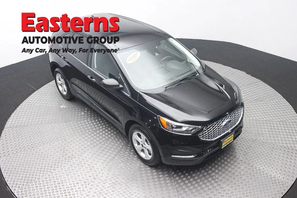 Used 2023 Black Ford SE image 3