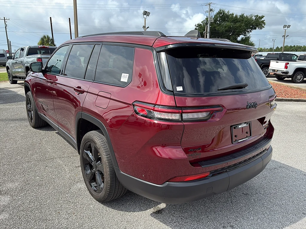 Used 2024 Velvet Red Pearl Coat Jeep  image 6