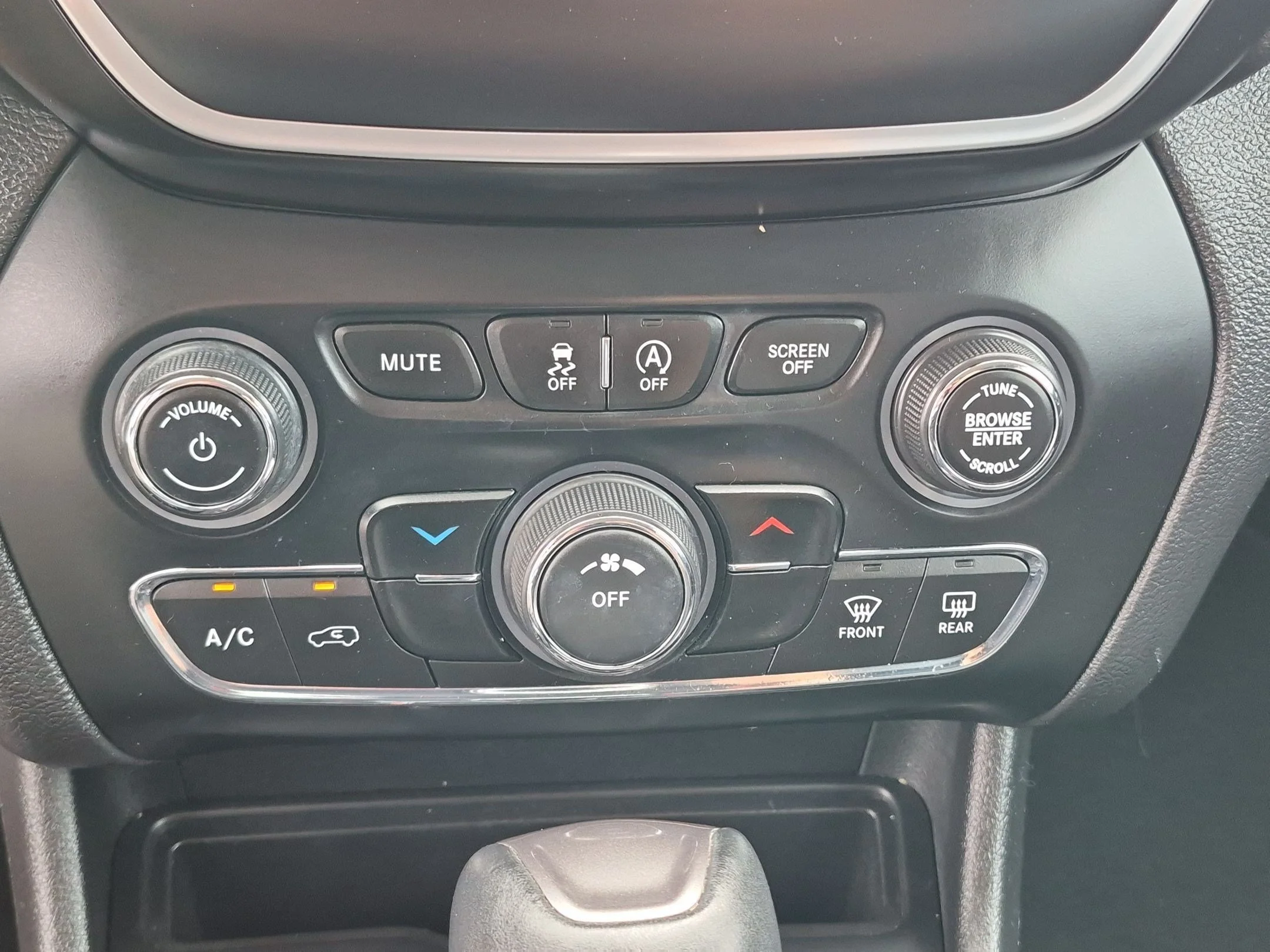 Used 2019 Bright White Clearcoat Jeep Latitude Plus image 20