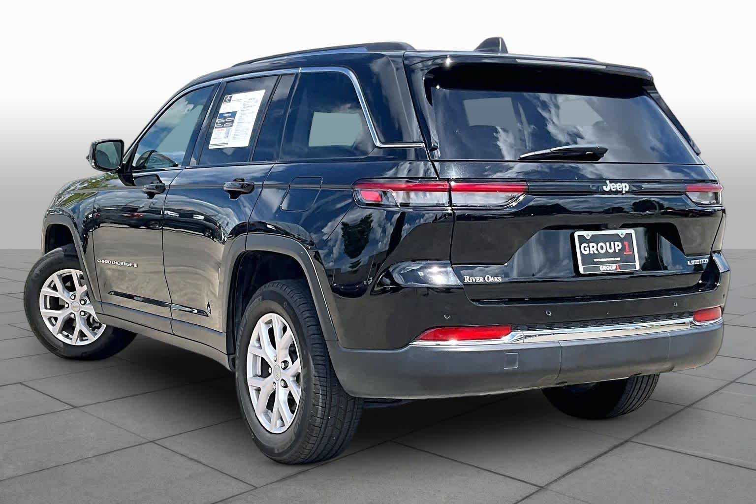 Used 2022 Diamond Black Crystal Pearlcoat Jeep Limited image 11