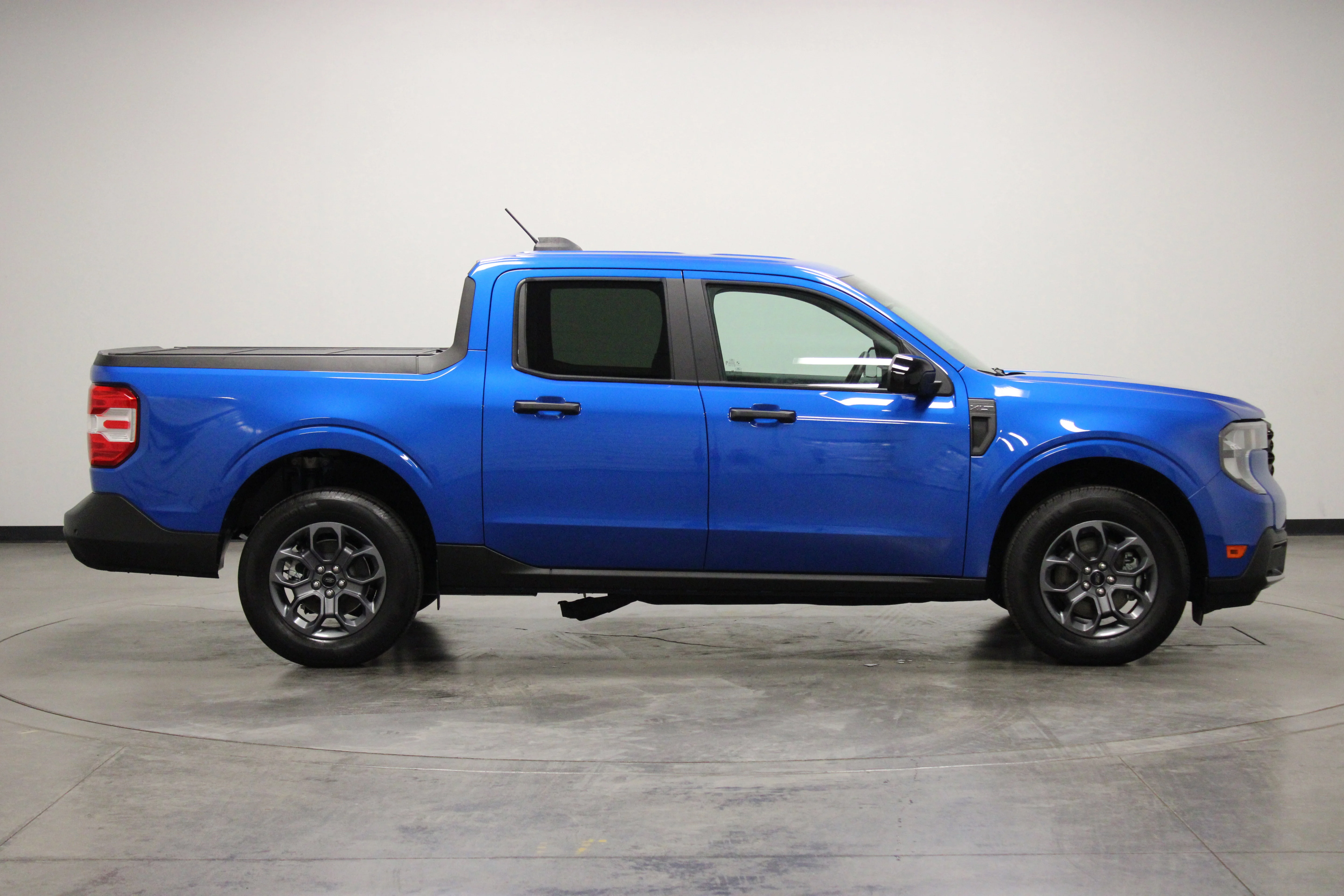 Used 2025 Blue Ford XLT image 9