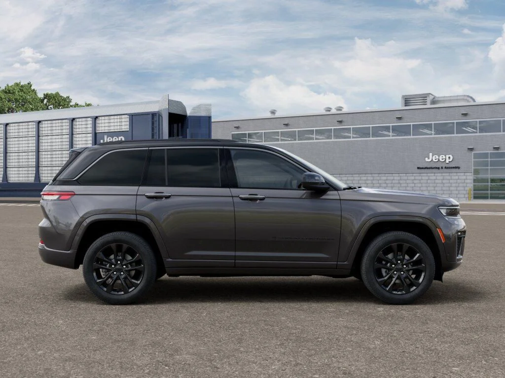 New 2026 Baltic Gray Metallic Clear-Coat Exterior Paint Jeep Limited Reserve image 21