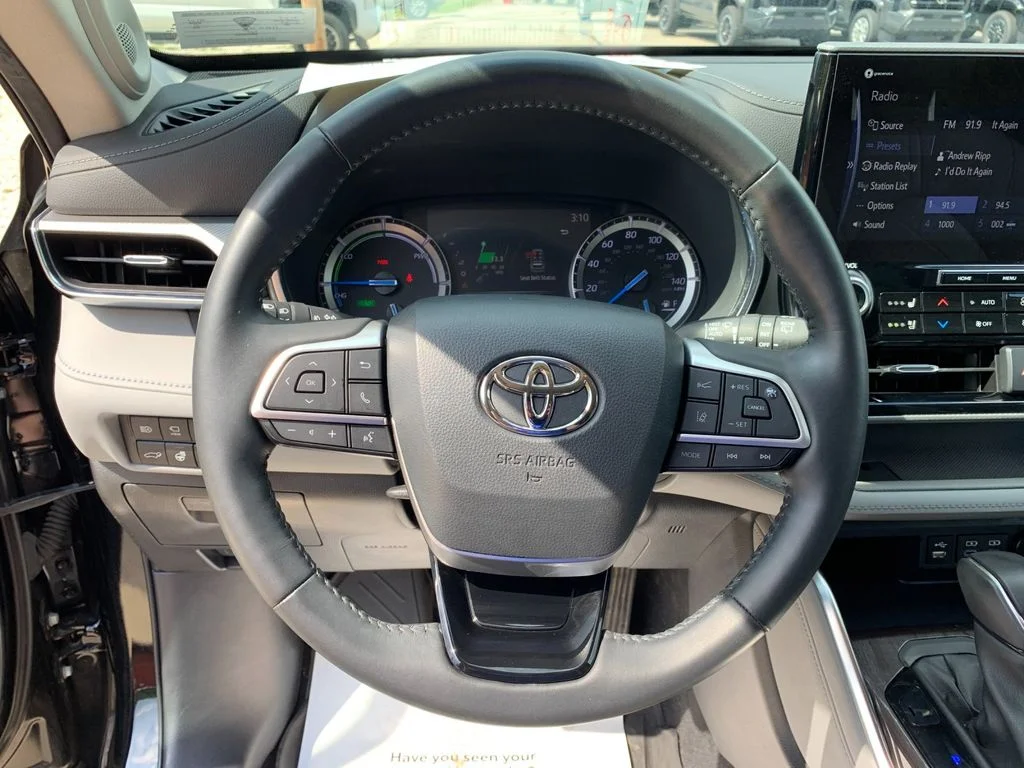 Used 2022 Black Toyota Platinum image 27