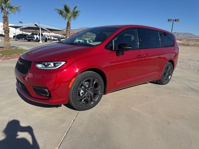 2026 Chrysler Pacifica Select's photo