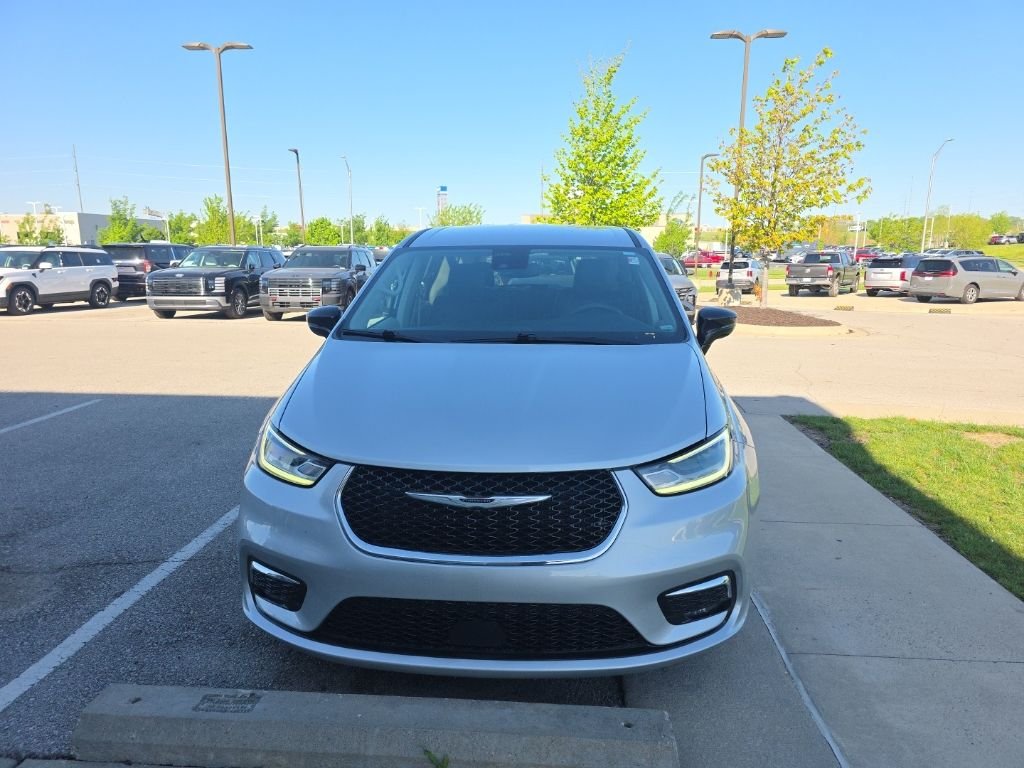 Used 2024 Chrysler Pacifica Touring L with VIN 2C4RC1BG4RR130025 for sale in Kansas City